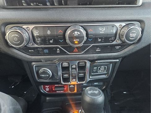 Used 2025 Jeep Wrangler Willys image 29