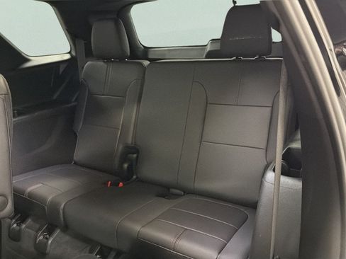 Used 2023 Chevrolet Traverse RS FWD image 38