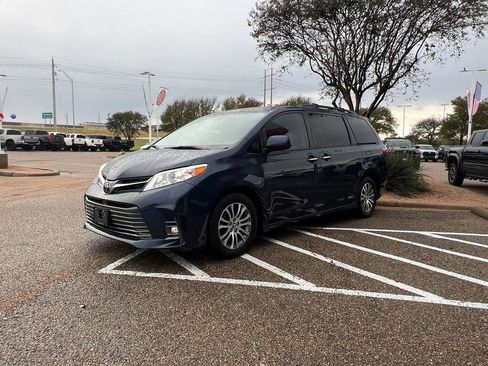Used 2020 Toyota Sienna XLE Premium image 2