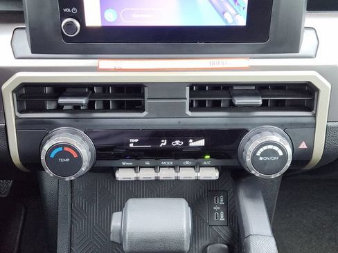 Certified 2025 Toyota Tacoma SR5 AWD/4WD image 18