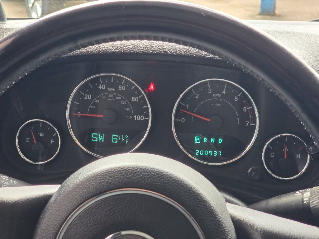 Used 2011 Jeep Wrangler Unlimited Sahara w/ Connectivity Group AWD/4WD image 19