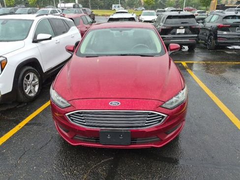 Used 2017 Ford Fusion SE w/ Fusion SE Technology Package FWD image 3