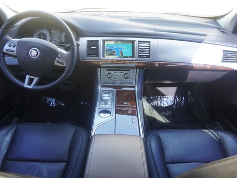 Used 2011 Jaguar XF Premium RWD image 3