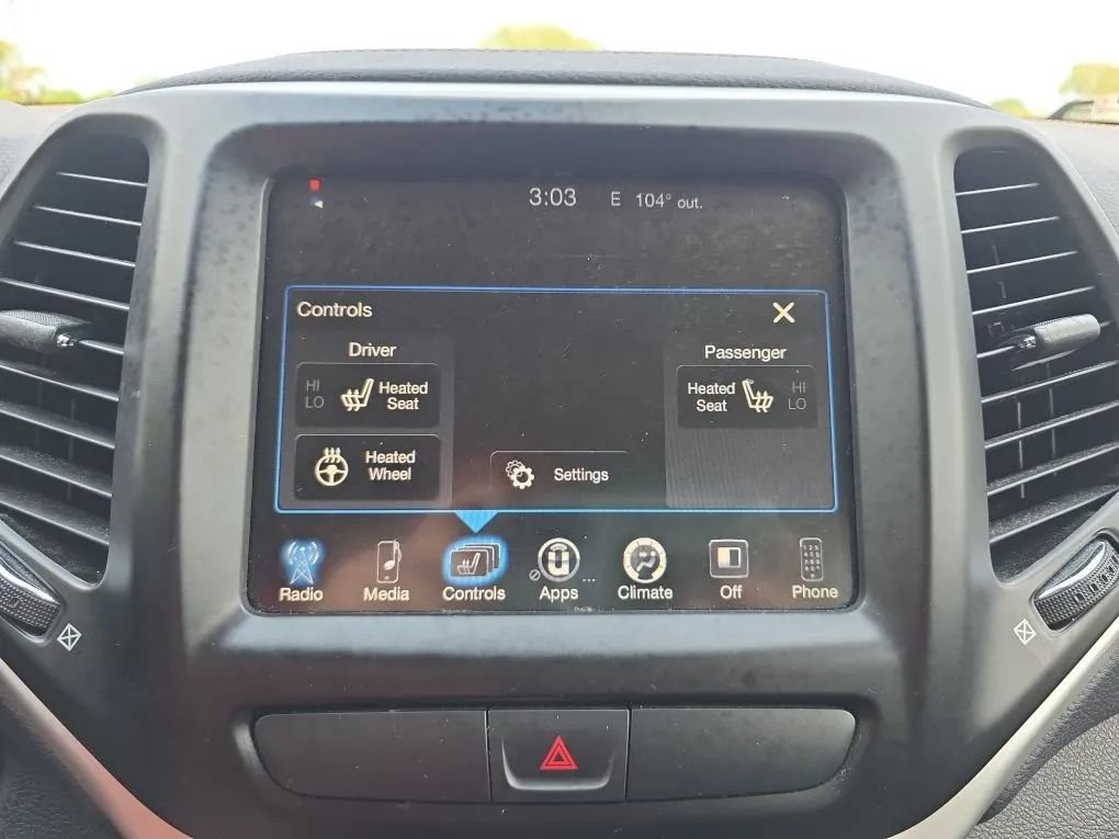 Used 2018 Jeep Cherokee Latitude Plus w/ Cold Weather Group AWD/4WD image 29