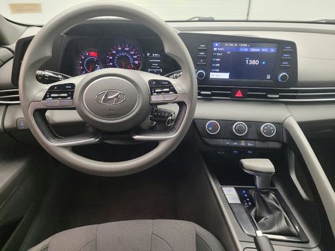 Used 2021 Hyundai Elantra SE image 22