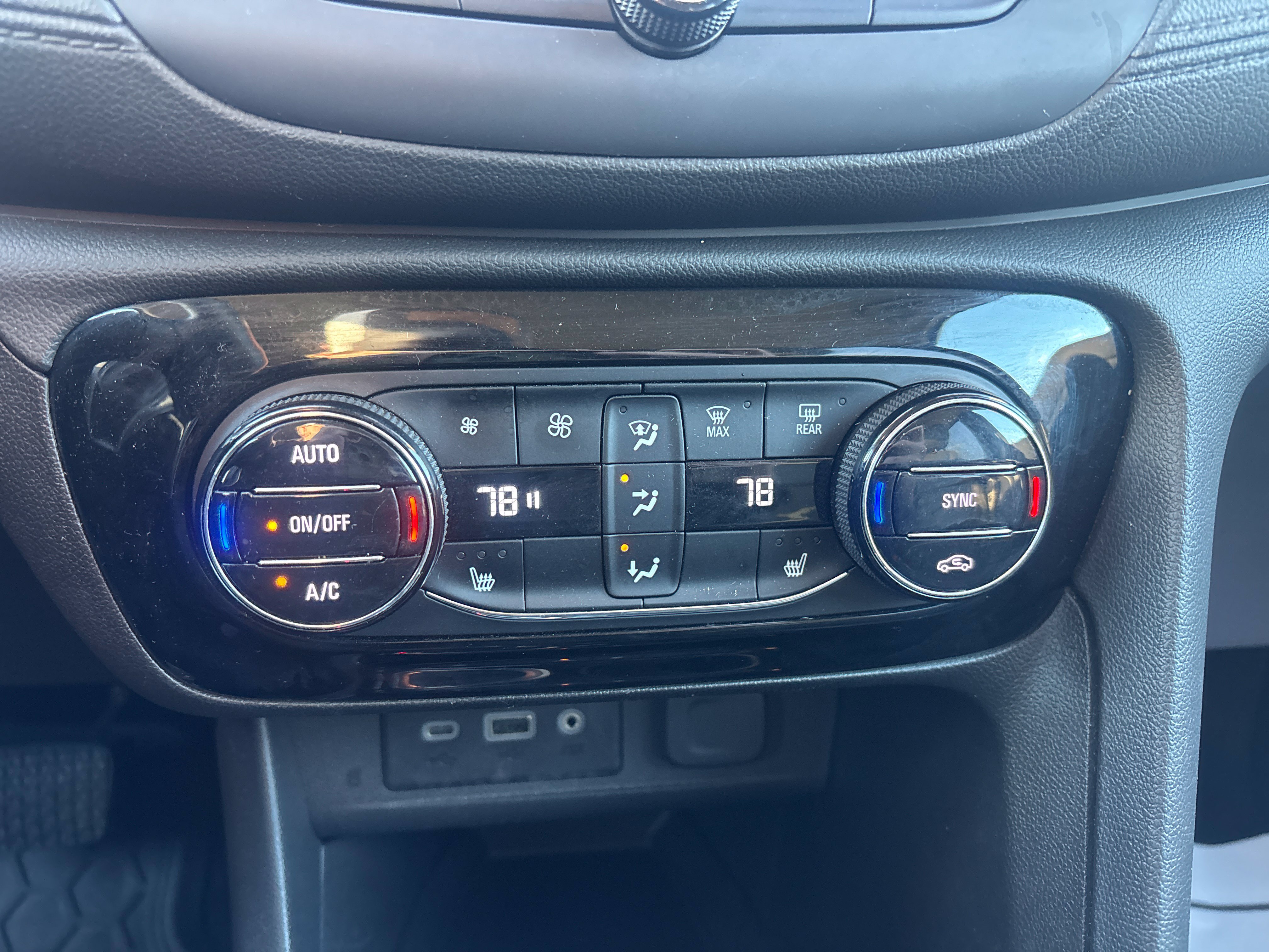 Used 2023 Buick Encore GX Select w/ Sport Touring Package FWD image 19