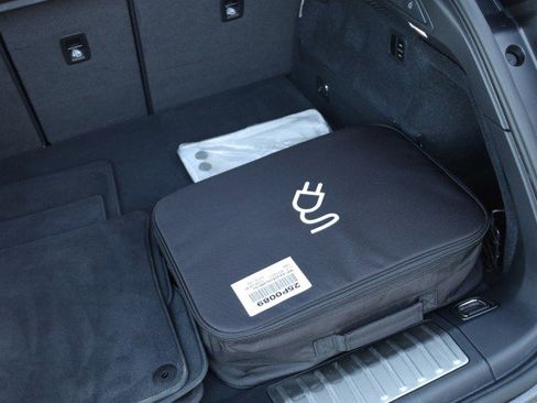 Used 2025 Porsche Macan 4 Electric image 42