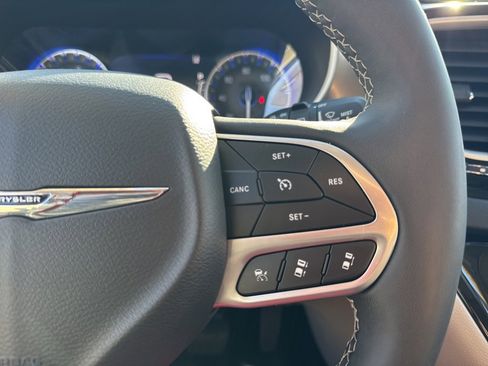 Certified 2024 Chrysler Pacifica Touring-L image 6