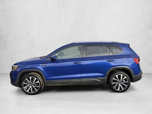Used 2022 Volkswagen Taos SE FWD image 4