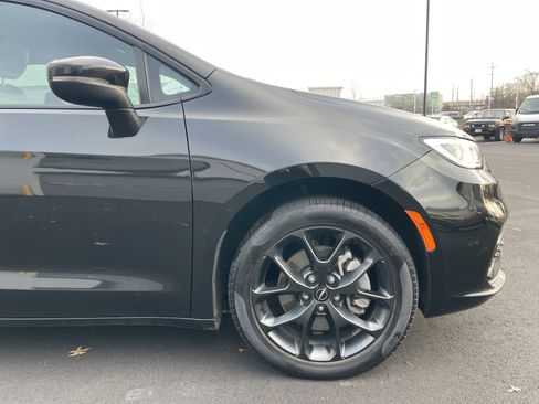 Used 2023 Chrysler Pacifica Touring-L w/ S Appearance Package image 7