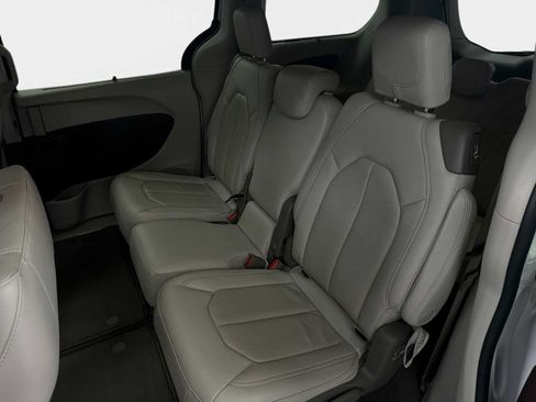 Used 2020 Chrysler Pacifica Touring-L FWD image 24