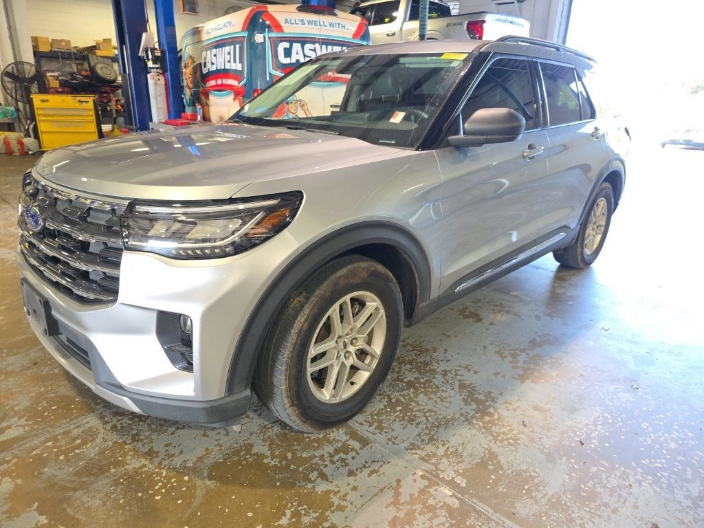 Used 2025 Ford Explorer Active w/ Active Comfort Package RWD image 2