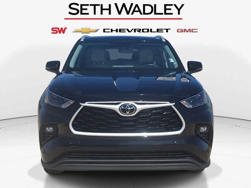 Used 2022 Toyota Highlander XLE image 2