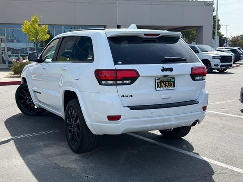 Used 2018 Jeep Grand Cherokee Altitude AWD/4WD image 9