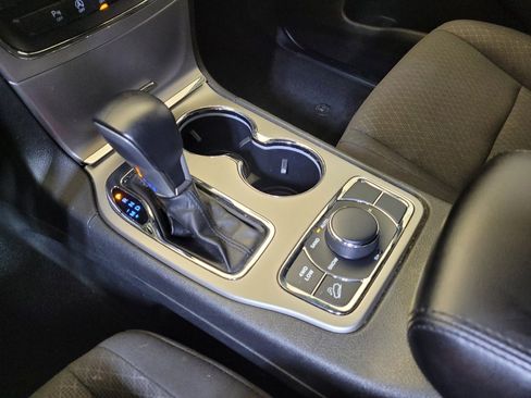Used 2019 Jeep Grand Cherokee Laredo AWD/4WD image 26