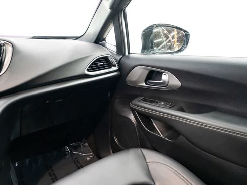 Used 2025 Chrysler Pacifica Select FWD image 11