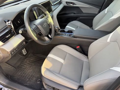 Used 2025 Toyota Camry SE w/ Convenience Package FWD image 17