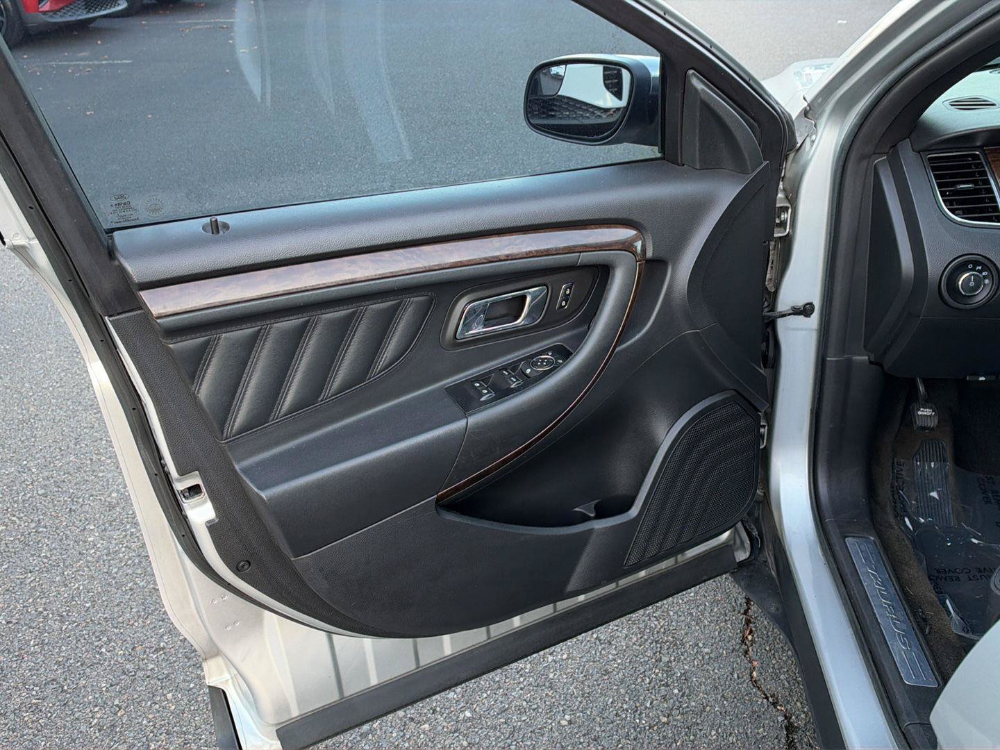 Used 2014 Ford Taurus Limited FWD image 10