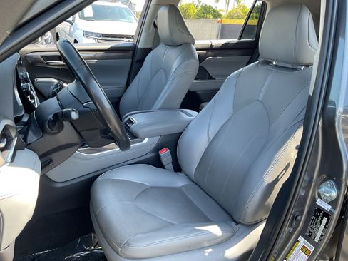 Used 2023 Toyota Highlander Limited FWD image 18