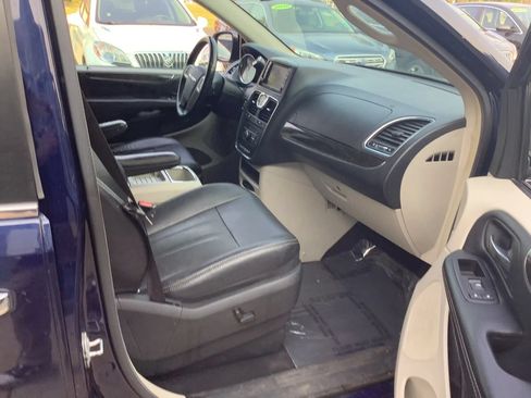 Used 2015 Chrysler Town & Country Touring-L w/ Driver Convenience Group FWD image 9