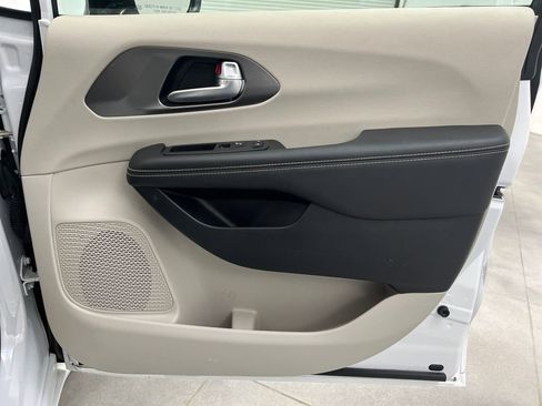 Used 2024 Chrysler Pacifica Touring-L image 32