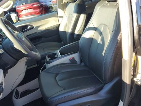 Certified 2024 Chrysler Pacifica Touring-L image 20