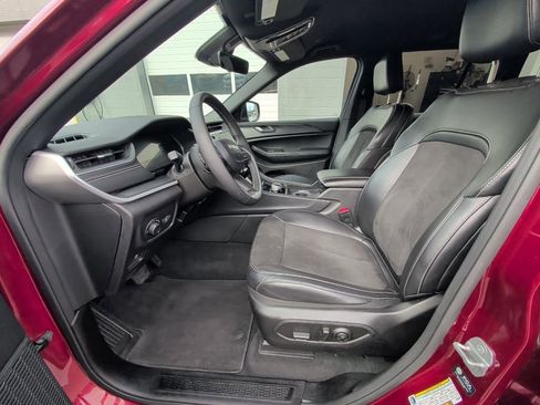 Used 2025 Jeep Grand Cherokee Altitude image 10