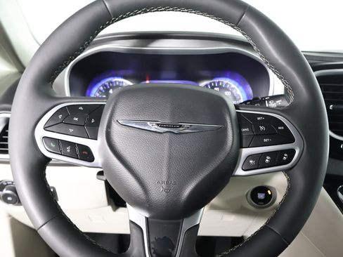 Used 2024 Chrysler Pacifica Touring-L image 19