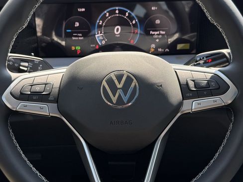 New 2025 Volkswagen Tiguan SE image 33