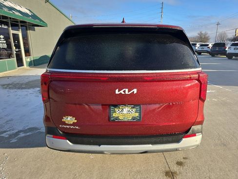 Used 2025 Kia Carnival image 4