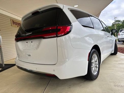 Used 2023 Chrysler Pacifica Touring FWD image 7