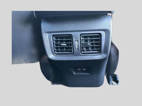 Used 2022 Toyota Venza XLE image 8