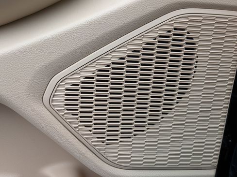 Certified 2024 Jeep Grand Cherokee Limited w/ Black Appearance Package image 13