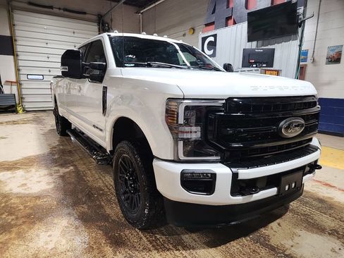 Used 2022 Ford F250 Lariat w/ Black Appearance Package image 5
