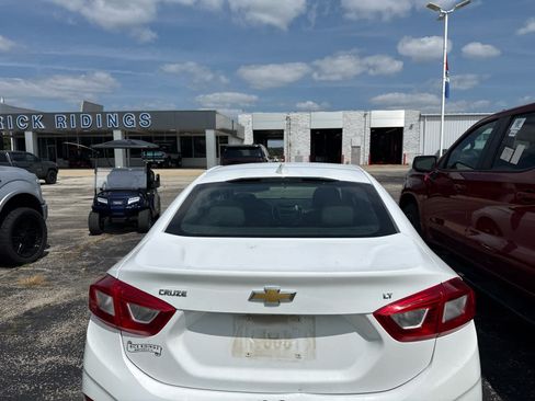 Used 2017 Chevrolet Cruze LT w/ Convenience Package FWD image 6
