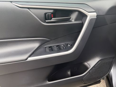 Used 2022 Toyota RAV4 LE image 16