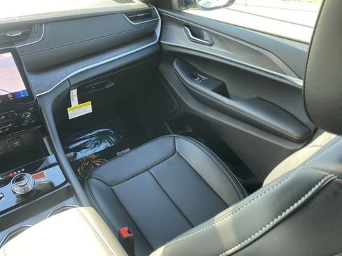 New 2025 Jeep Grand Cherokee Limited image 37