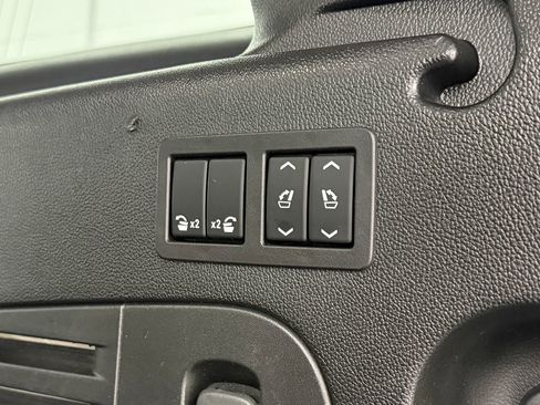 Used 2020 GMC Yukon XL SLT w/ Premium Edition AWD/4WD image 32