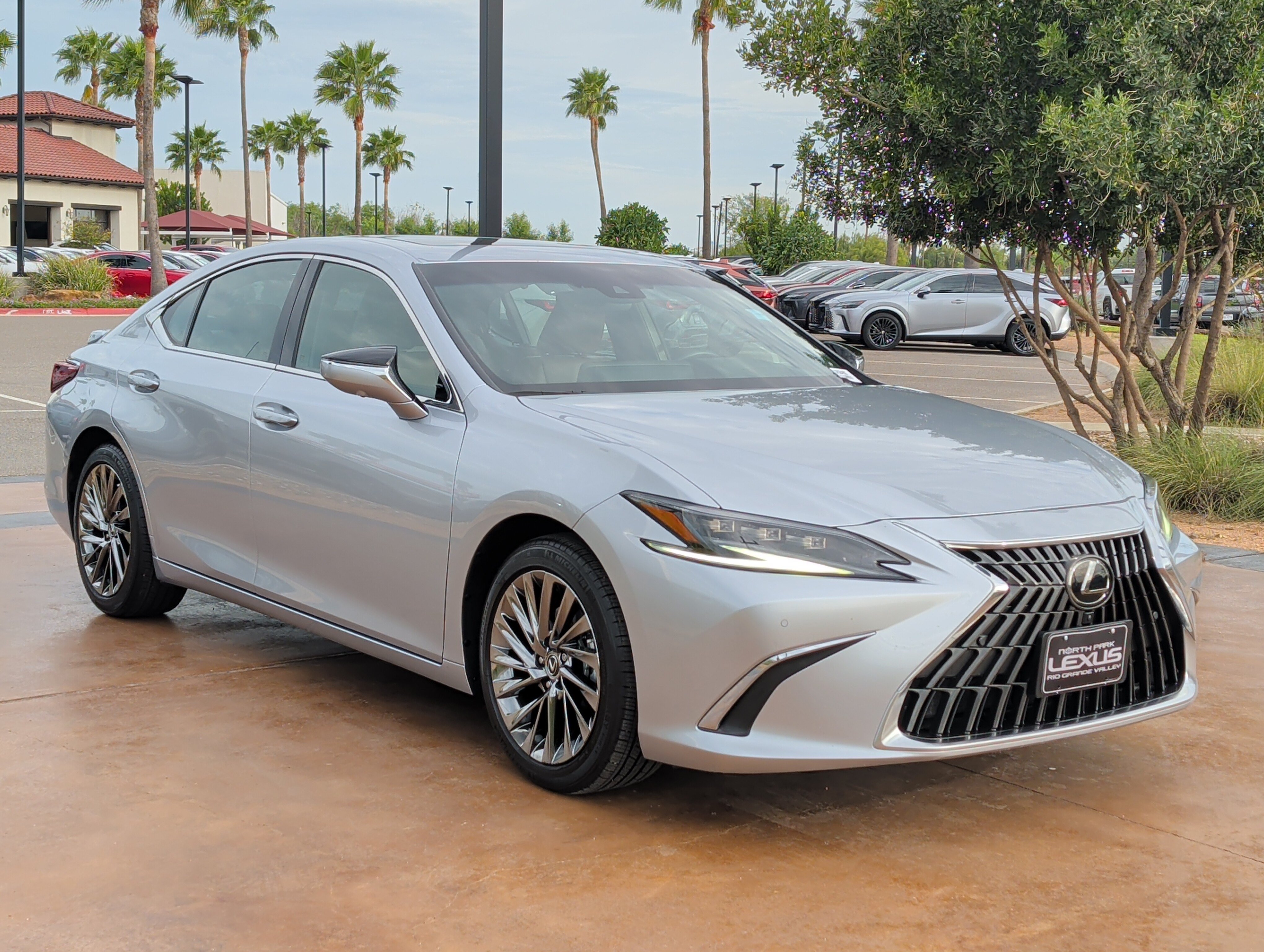 Used 2025 Lexus ES 300h Ultra Luxury w/ Accessory Package (Z1) FWD image 1