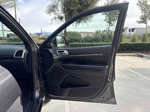 Used 2019 Jeep Grand Cherokee Limited w/ Trailer Tow Group IV image 17