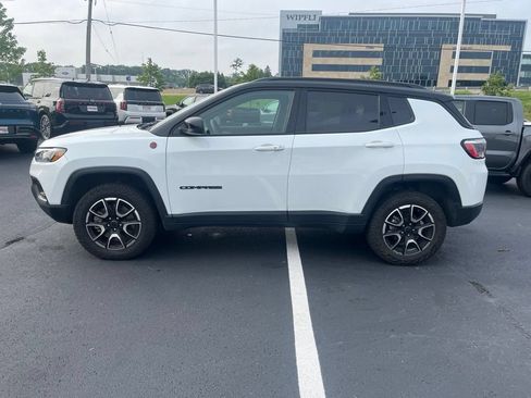 Used 2025 Jeep Compass Trailhawk AWD/4WD image 2