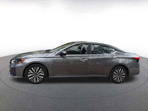 Used 2025 Nissan Altima 2.5 SV FWD image 8