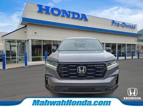 Used 2025 Honda Pilot Black Edition image 2