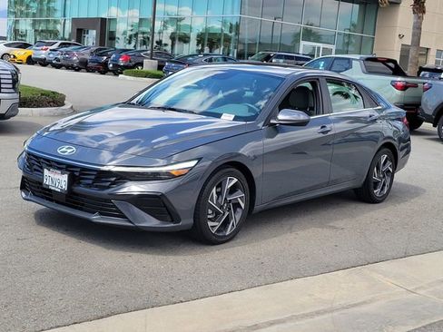 Used 2025 Hyundai Elantra SEL image 2