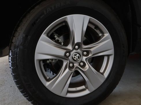 Used 2022 Toyota RAV4 XLE FWD image 30