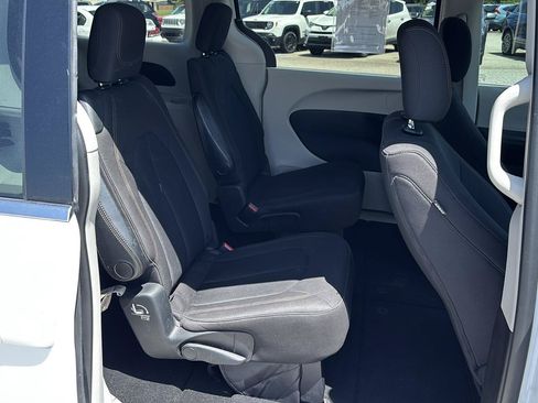 Used 2017 Chrysler Pacifica LX FWD image 22