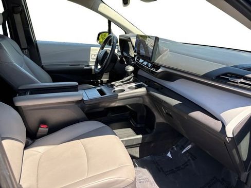 Used 2025 Toyota Sienna XLE FWD image 20