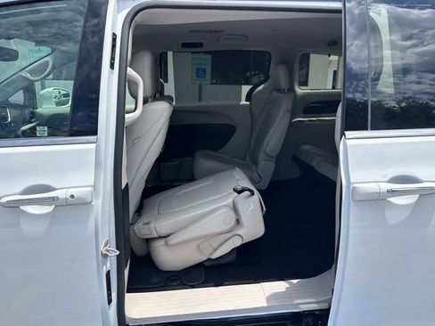 Used 2019 Chrysler Pacifica Touring-L Plus w/ Tire & Wheel Group FWD image 27