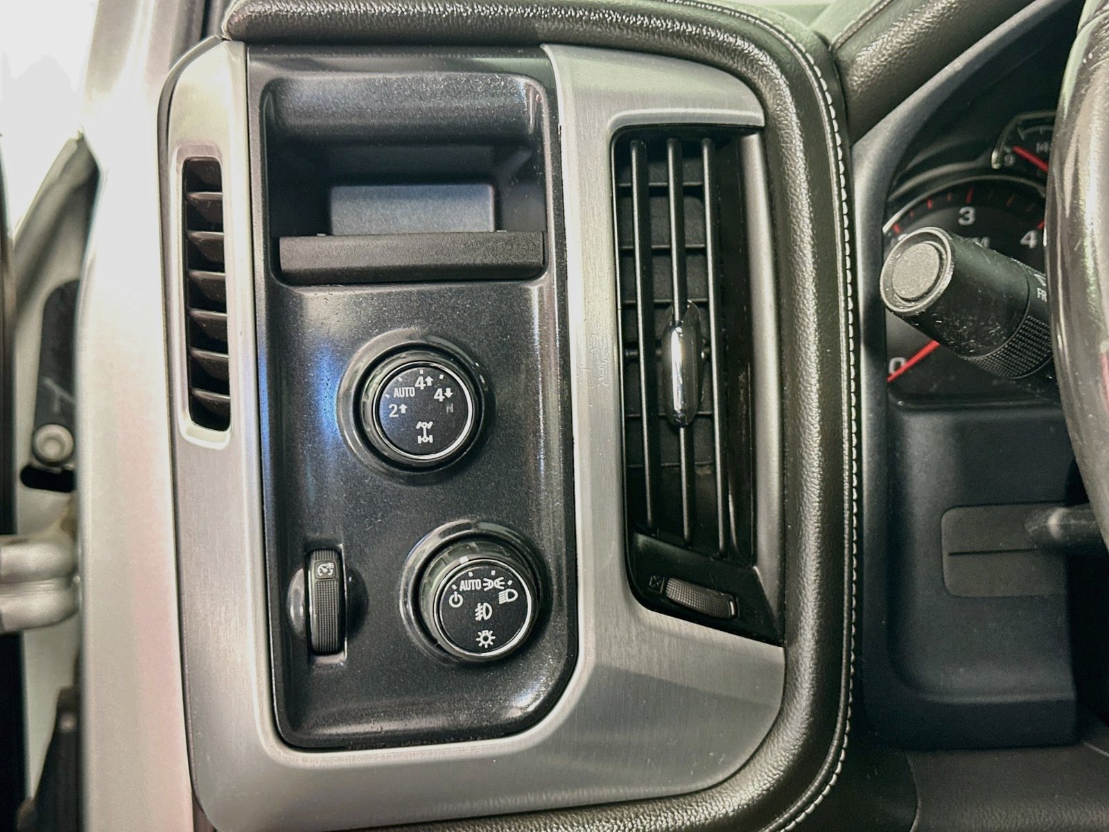 Used 2015 GMC Sierra 1500 SLT w/ SLT Crew Cab Value Package AWD/4WD image 10