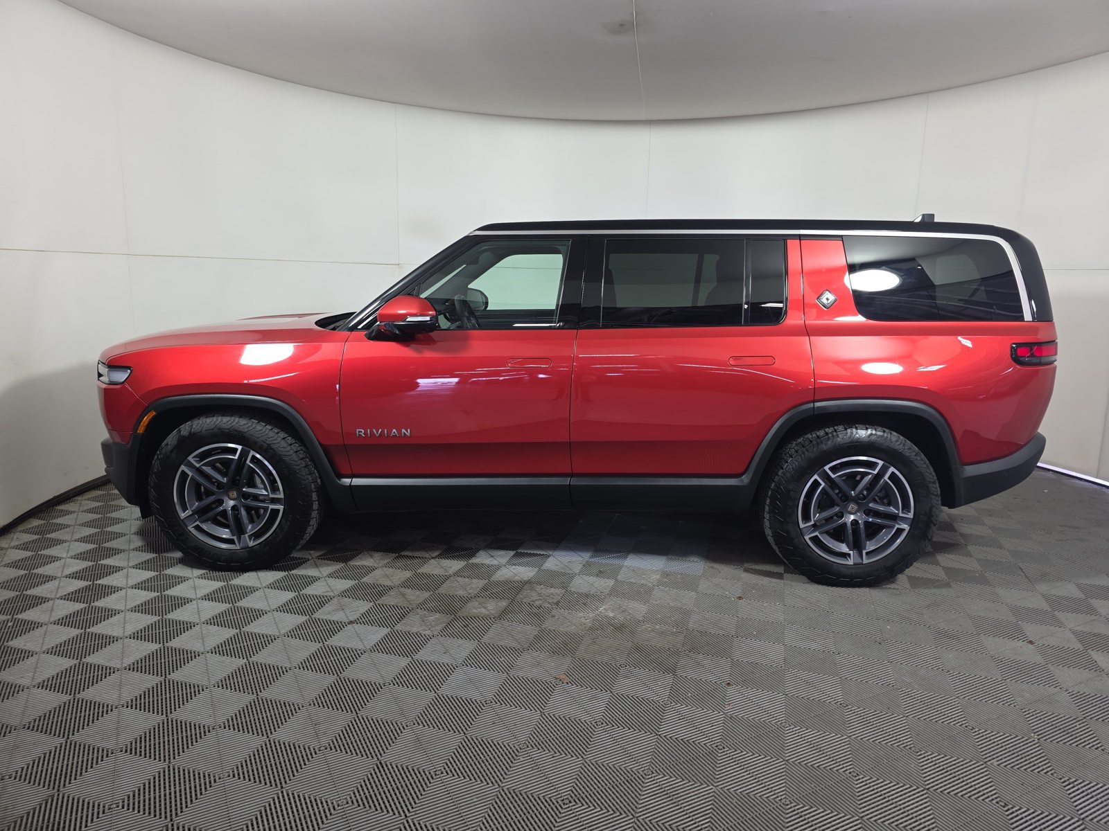 Used 2025 Rivian R1S Adventure Dual AWD/4WD image 2